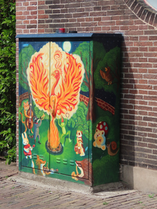 912917 Afbeelding van het door 'Kagiso Universalis' beschilderde elektriciteitskastje ter hoogte van de poort naast het ...